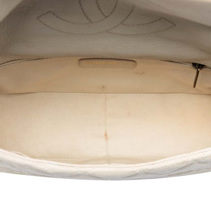 Chanel Medium CC Quilted Caviar Chic Flap White Leather Very good condition - Model View