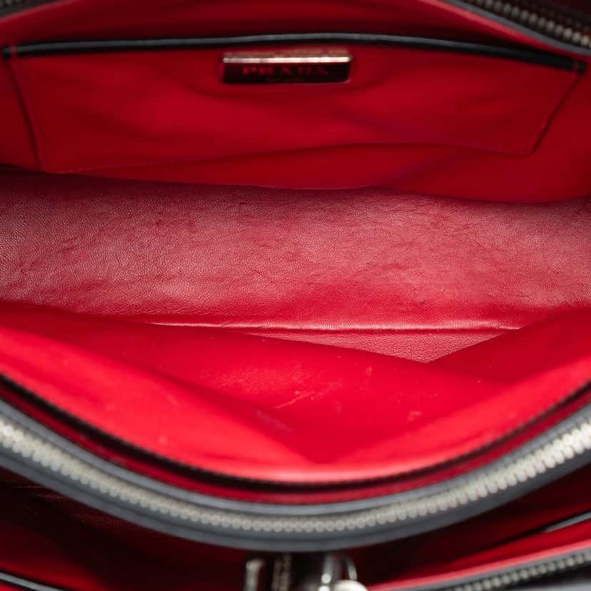 Prada Spazzolato Leather Tote Black Leather Very good condition - Model View