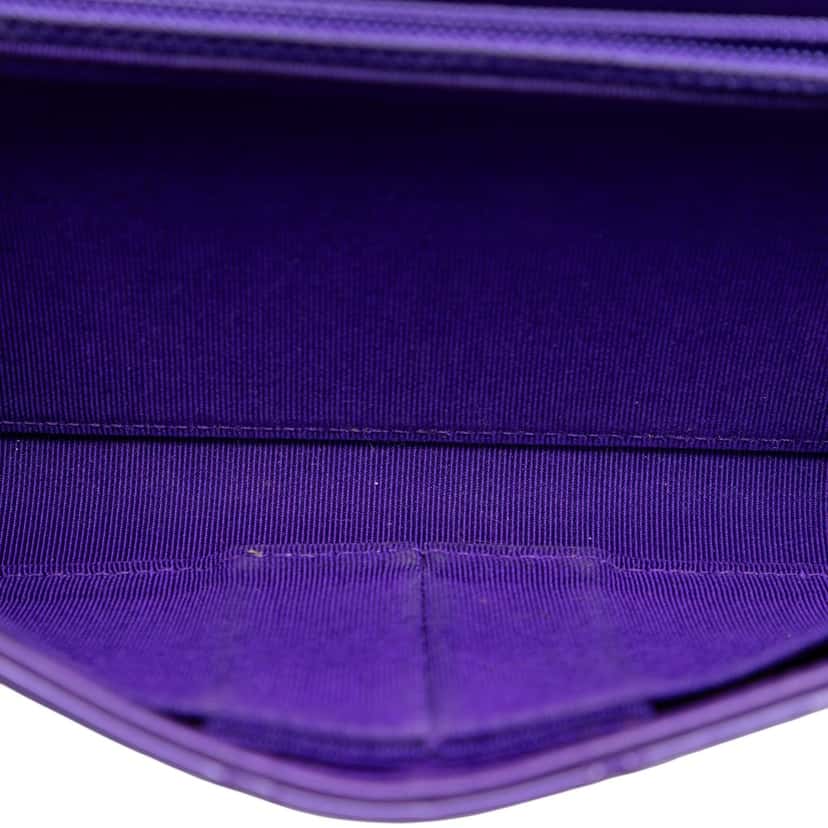 Chanel CC Quilted Patent Wallet On Chain Purple Leather Very good condition - Model View