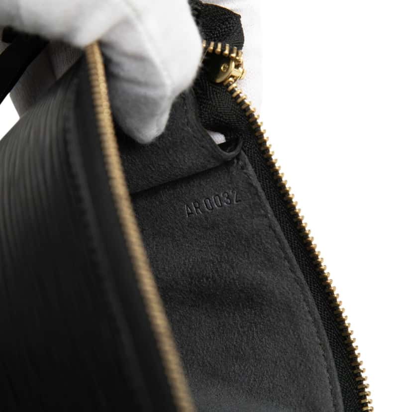Louis Vuitton Epi Pochette Accessoires Black Leather Very good condition - Box View