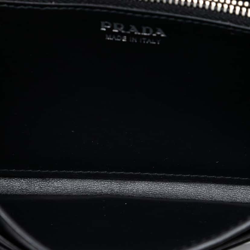 Prada Tessuto Grommet Wallet On Chain Black Very good condition - Model View