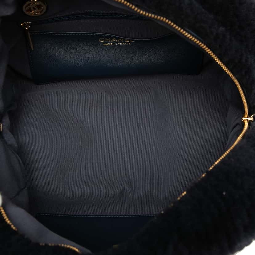 Chanel Coco Neigh Large Quilted Shearling Bowling Bag Blue Very good condition - Model View