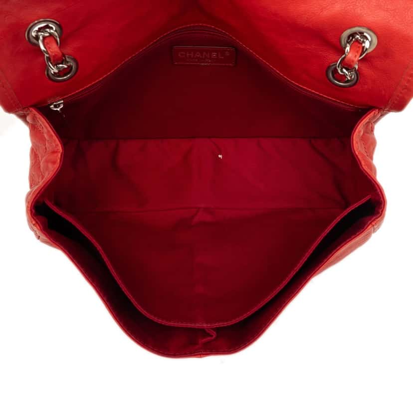 Chanel Medium Grained Calfskin Natural Beauty Flap Red Leather Very good condition - Model View