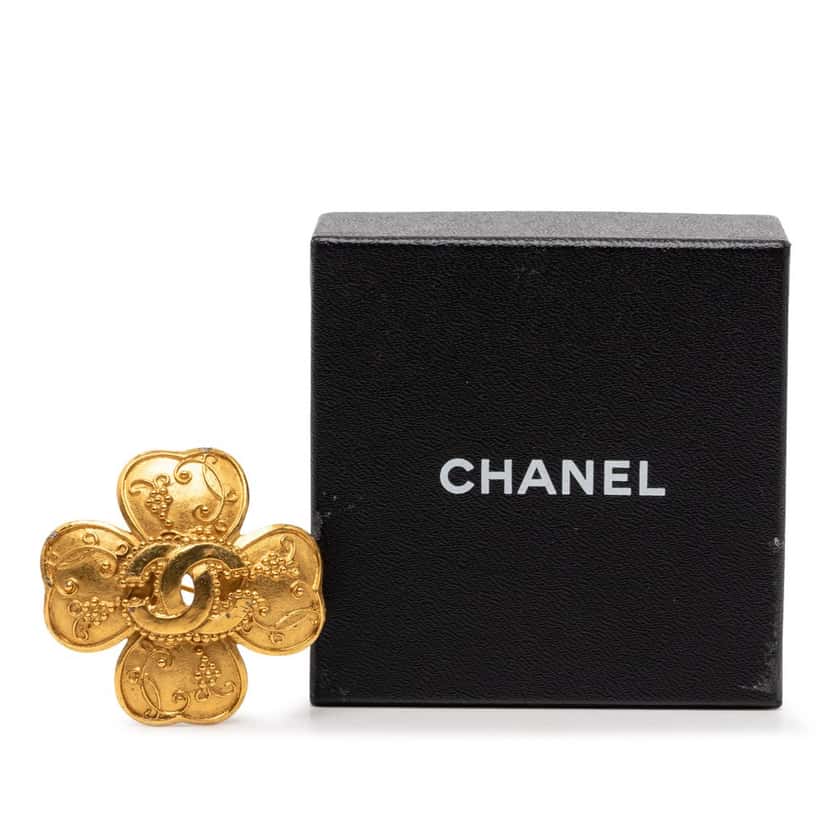Chanel CC Gold Plated Grapevine Clover Brooch Gold Metal Very good condition - Model View