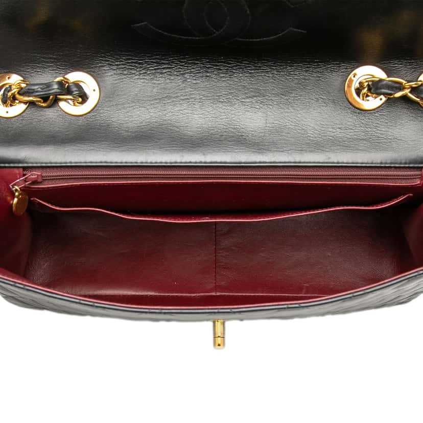 Chanel Maxi XL Classic Lambskin Single Flap Black Leather Very good condition - Model View