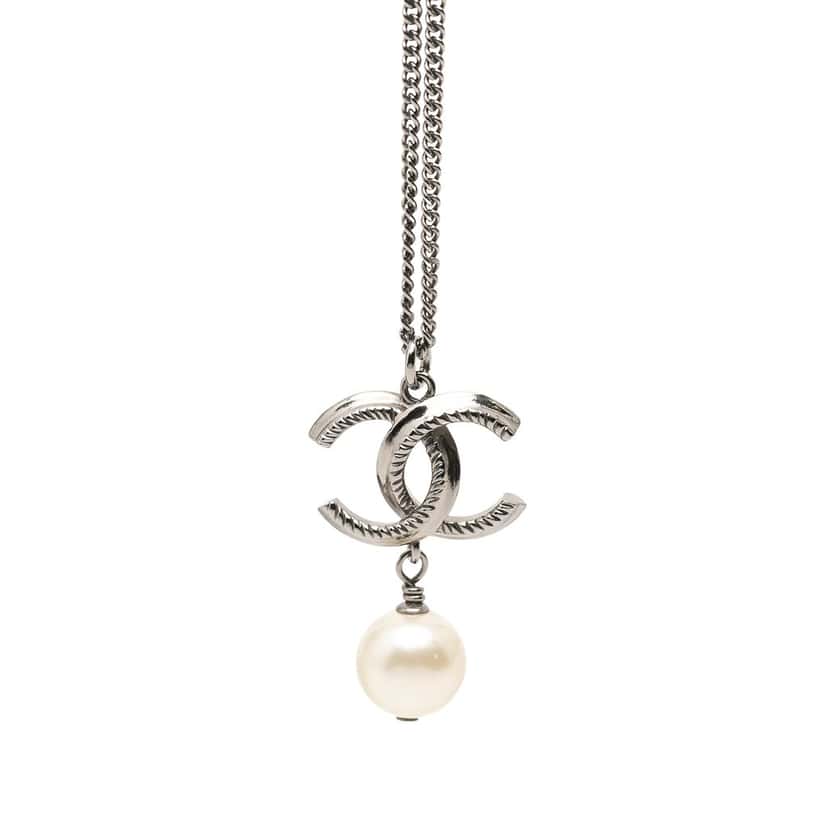 Chanel CC Brass Faux Pearl Pendant Necklace Silver Metal Very good condition - Front View