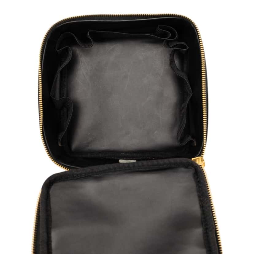 Chanel CC Patent Vanity Bag Black Leather Very good condition - Model View