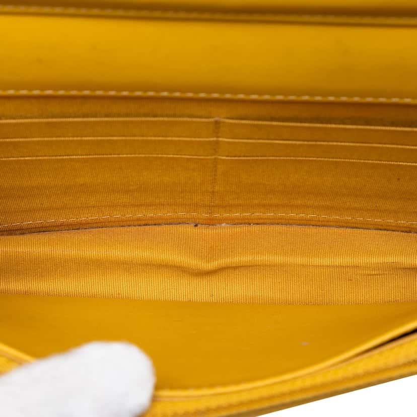 Chanel Caviar CC Filigree Wallet On Chain Yellow Leather Very good condition - Model View