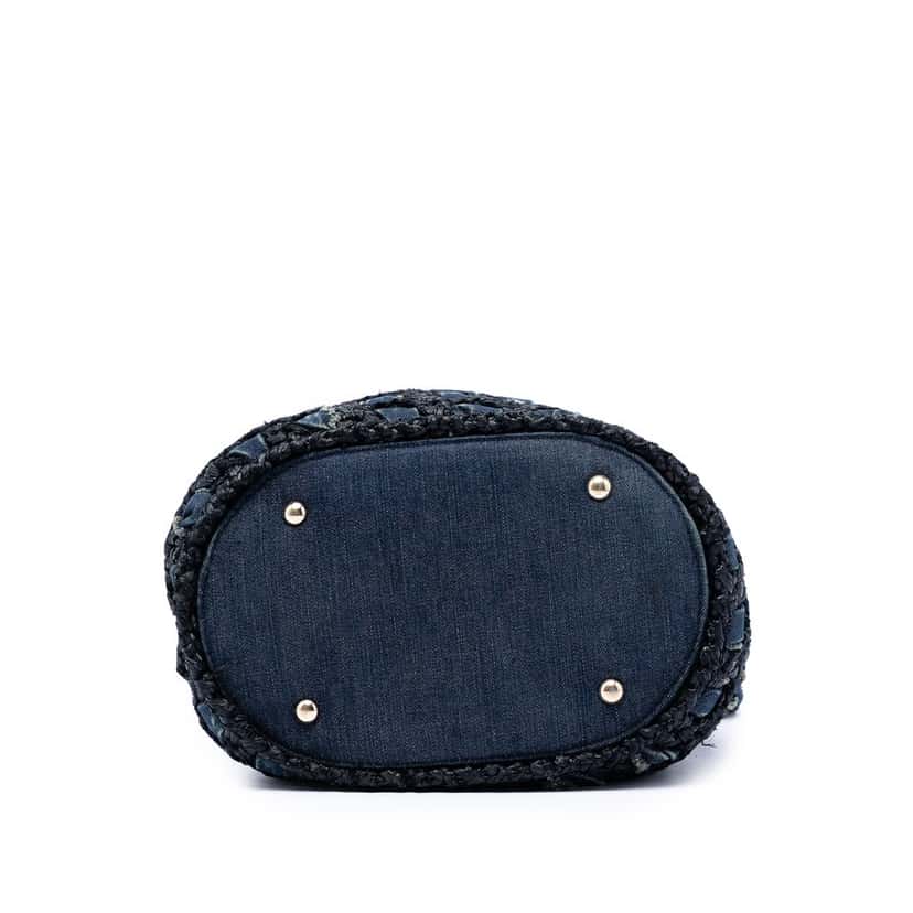 Chanel CC Woven Denim and Raffia Drawstring Bucket Bag Blue Very good condition - Inside View