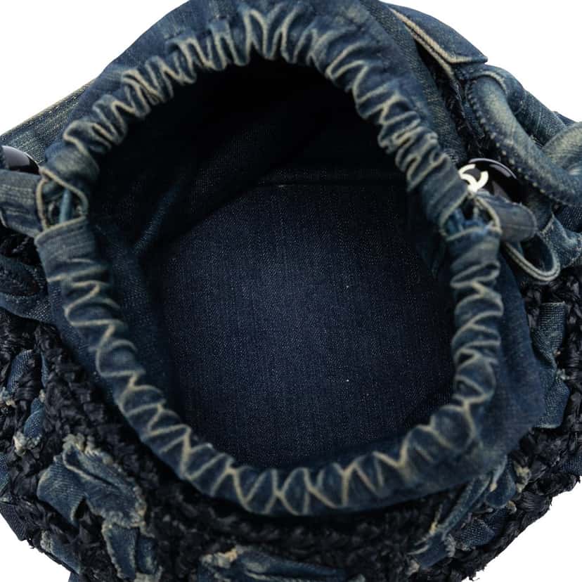 Chanel CC Woven Denim and Raffia Drawstring Bucket Bag Blue Very good condition - Model View