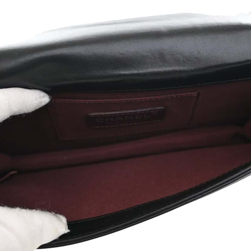 Chanel Lambskin and Acrylic Boy Brick Horizontal Flap Black Leather Very good condition - Model View