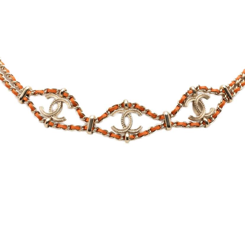 Chanel CC Gold Plated Leather Woven Wrap Choker Necklace Gold Metal Very good condition - Model View