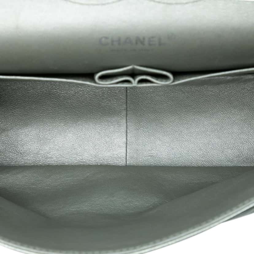 Chanel Jumbo Classic Metallic Lambskin Double Flap Green Leather Very good condition - Model View