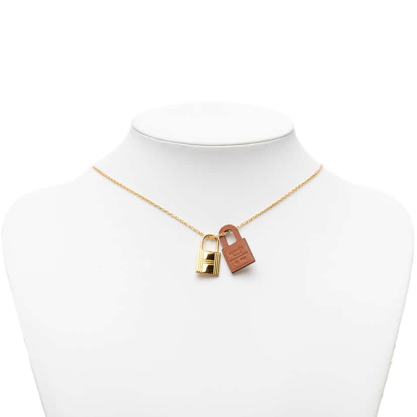 Hermès Gold Plated and Swift O Kelly Pendant Necklace Gold Metal Very good condition - Box View