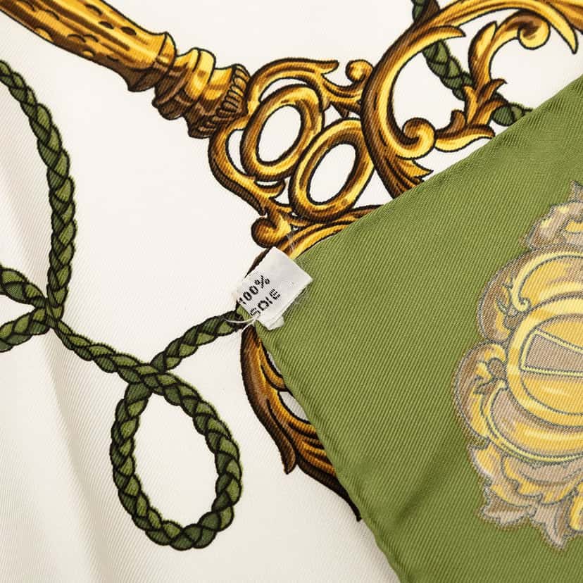 Hermès Les Cles Silk Scarf 90 Beige Very good condition - Model View