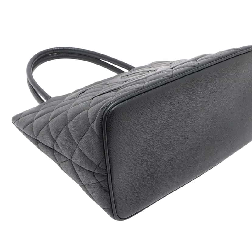 Chanel Caviar Medallion Tote Black Leather Very good condition - Inside View