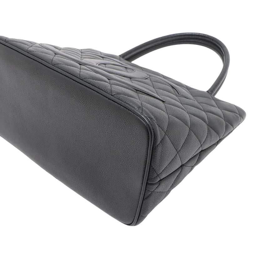 Chanel Caviar Medallion Tote Black Leather Very good condition - Model View