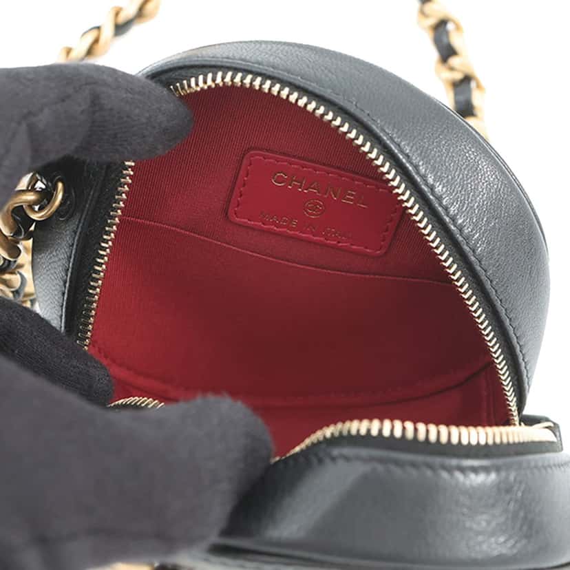 Chanel Lambskin 19 Round Clutch with Chain Black Leather Very good condition - Model View
