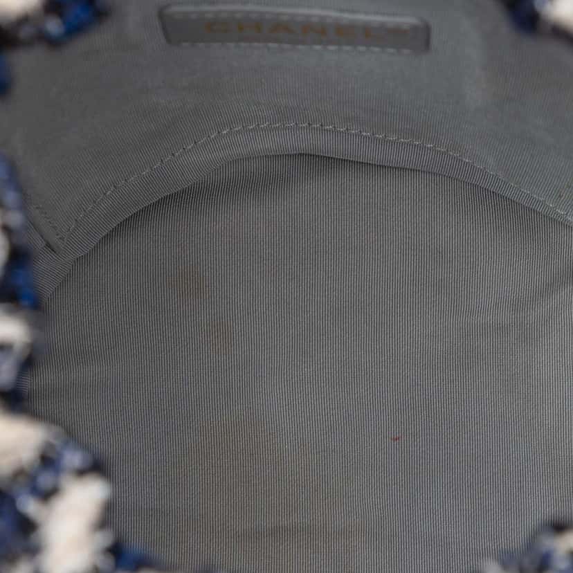 Chanel Medium CC Calfskin and Tweed Drawstring Bucket Bag Blue Leather Very good condition - Model View
