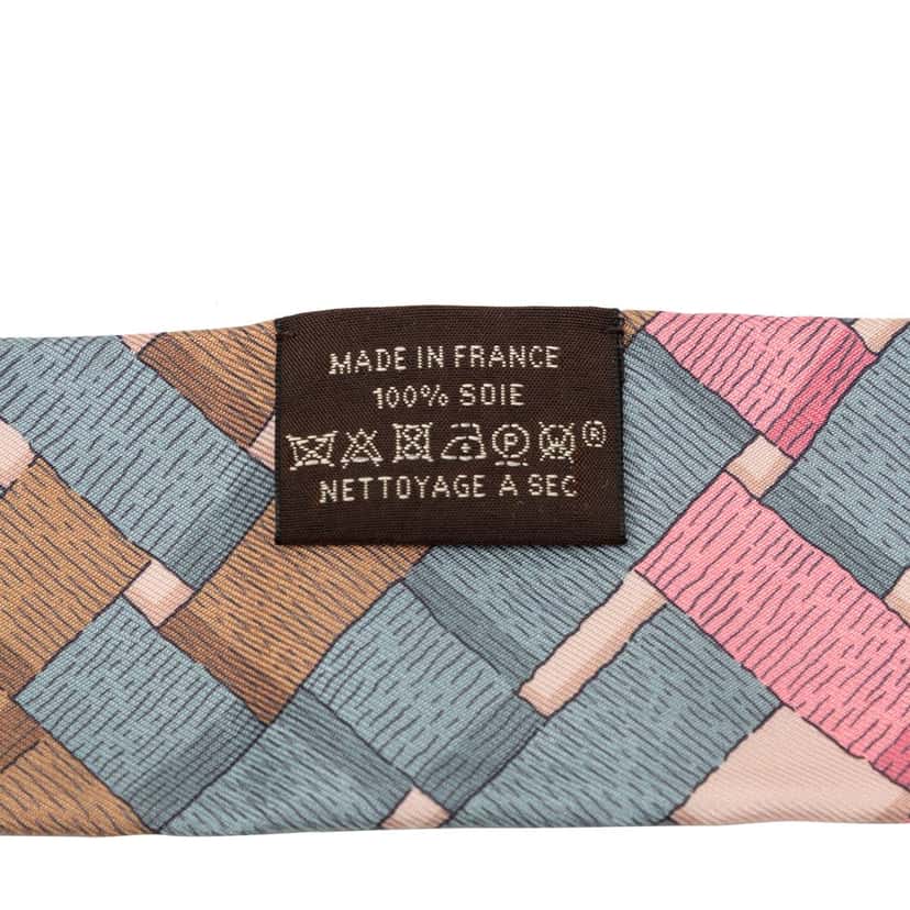 Hermès Mors a Jouets Chemise Twilly Silk Scarf Pink Never worn - Model View