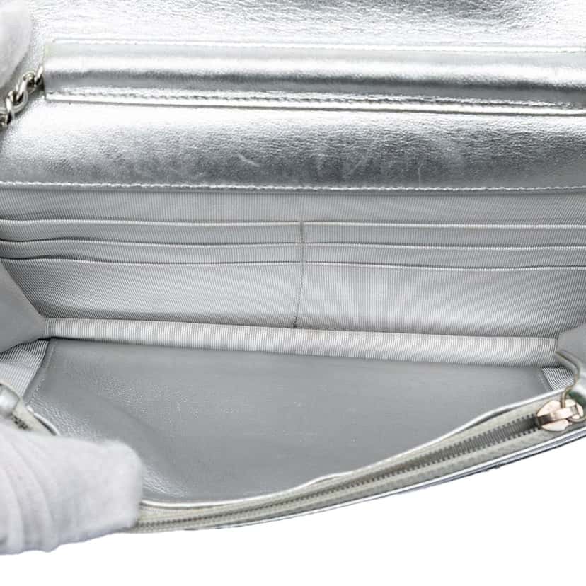 Chanel CC Quilted Metallic Lambskin Wallet on Chain Silver Leather Very good condition - Model View