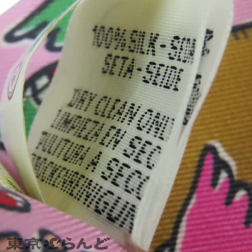 Hermès Mille Et Un Lapins Silk Twilly Scarf Pink Never worn - Model View