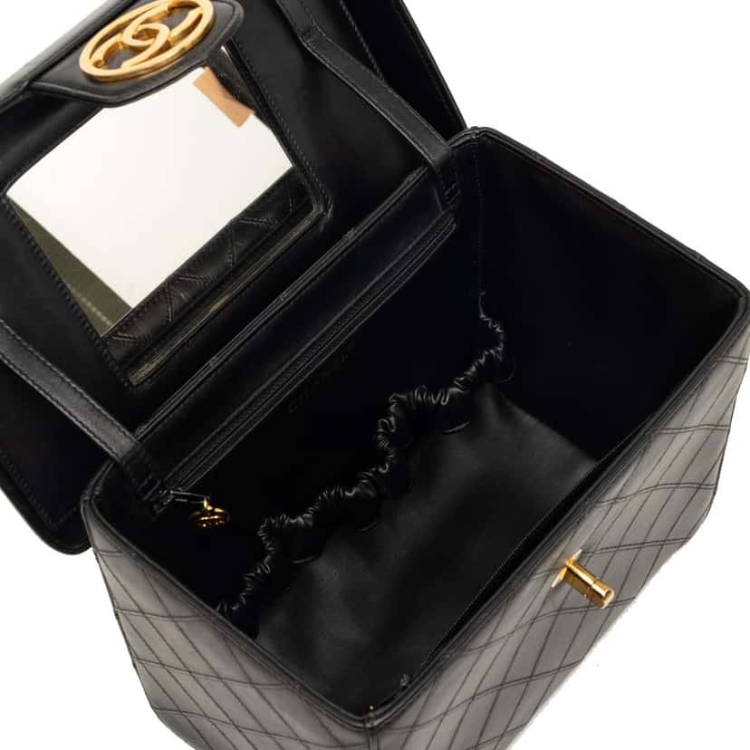 Chanel CC Stitched Calfskin Turnlock Vanity Case Black Leather Very good condition - Model View