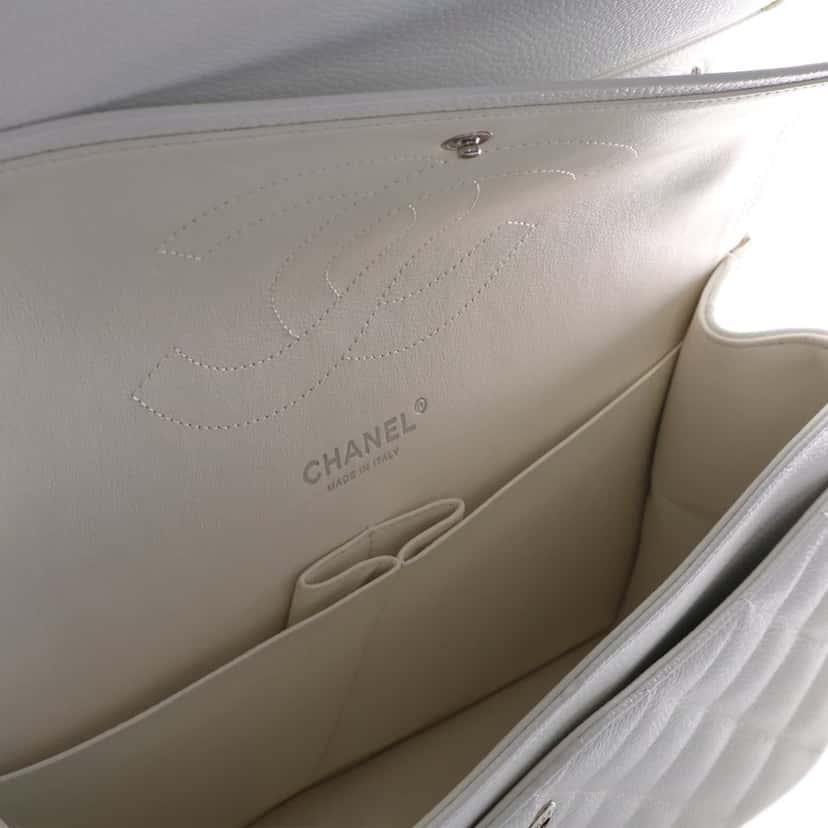 Chanel Jumbo Classic Caviar Double Flap White Leather Very good condition - Model View