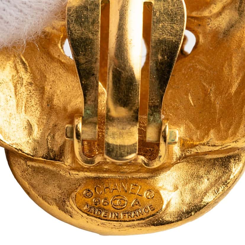 Chanel CC Gold Plated Clover Clip On Earrings Gold Metal Very good condition - Model View