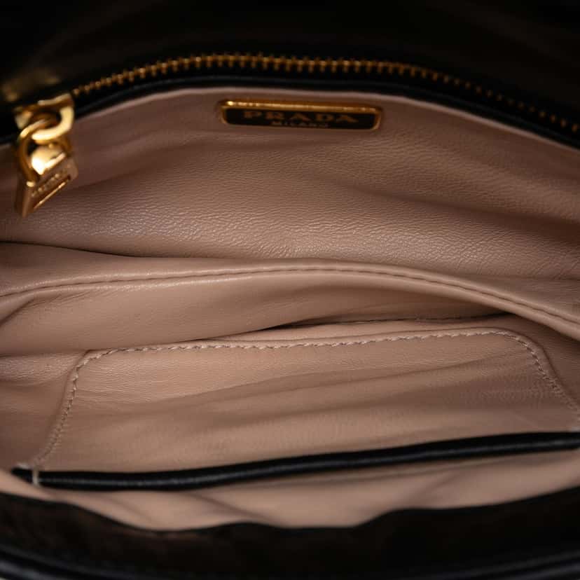 Prada Leather Lips Applique Crossbody Black Leather Very good condition - Model View