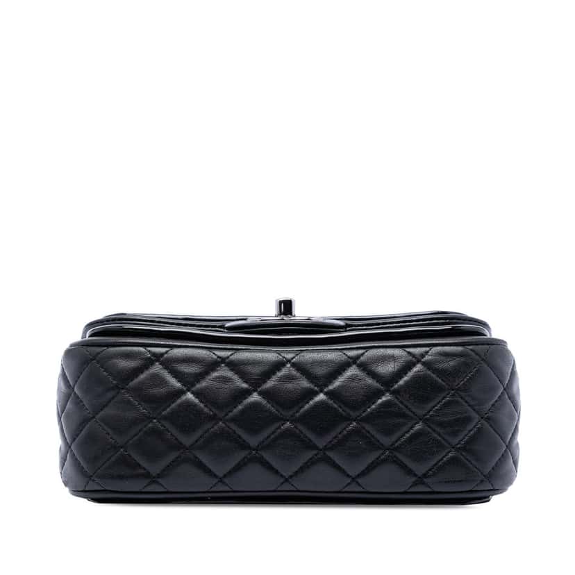 Chanel Small Quilted Patent and Lambskin Trimmed Classic Twist Flap Black Leather Very good condition - Inside View