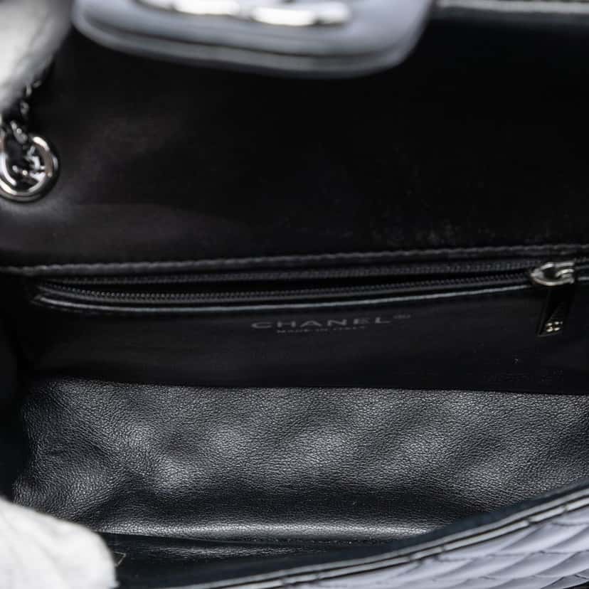 Chanel Small Quilted Patent and Lambskin Trimmed Classic Twist Flap Black Leather Very good condition - Model View