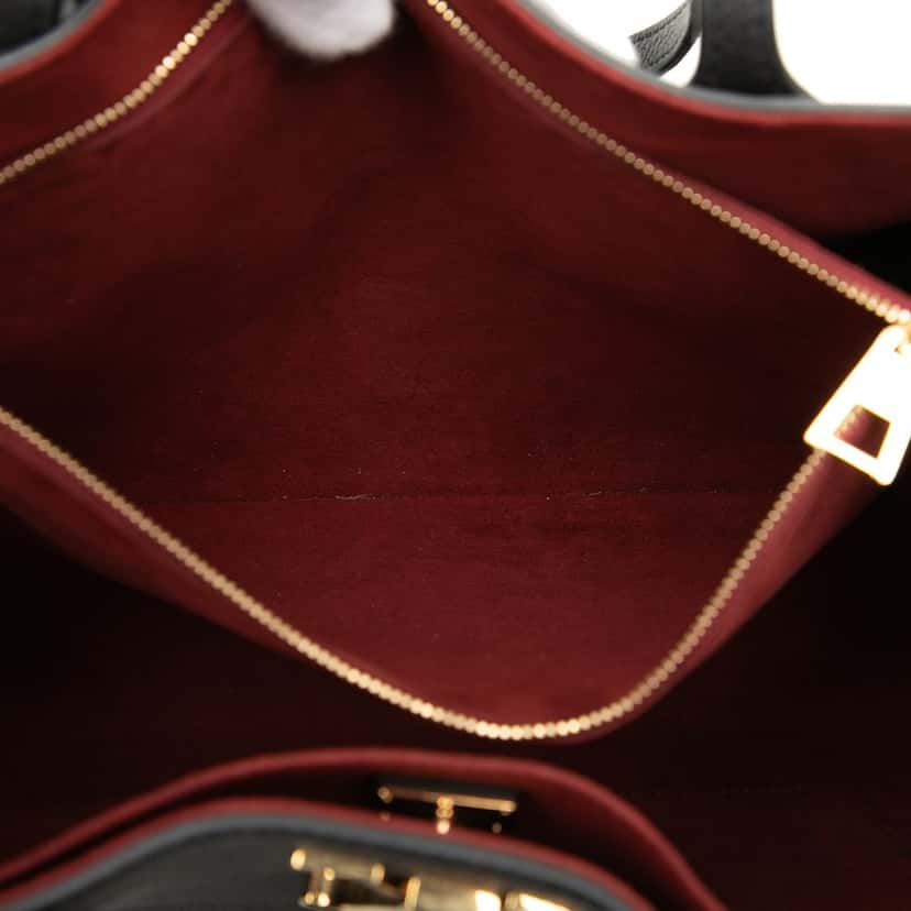 Louis Vuitton Leather Lockme Shopper Tote Black Leather Very good condition - Model View