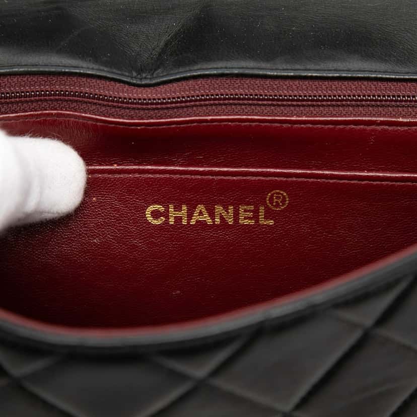 Chanel Medium Lambskin Diana Flap Black Leather Good condition - Box View