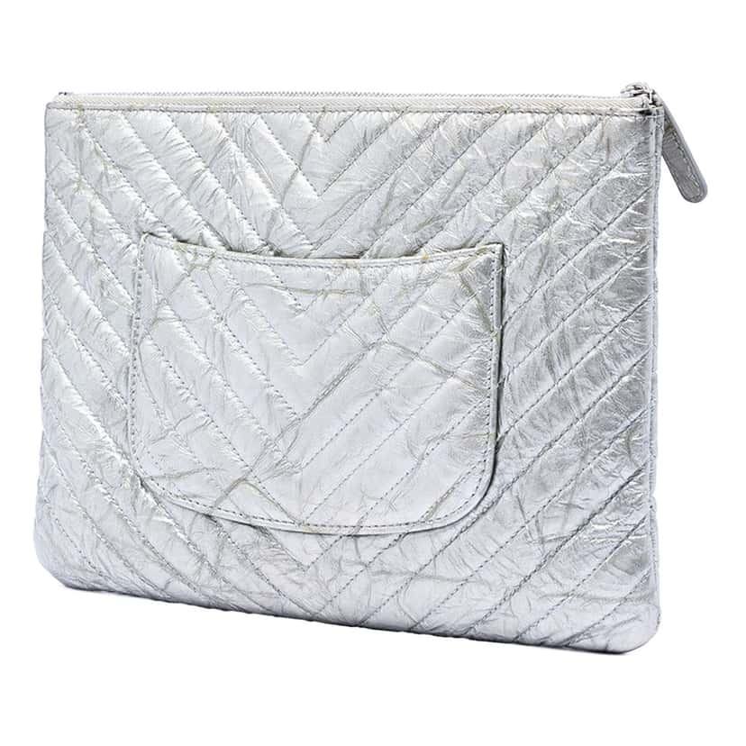 Chanel Medium Chevron Metallic Aged Calfskin O Case Clutch Silver Leather Very good condition - Back View
