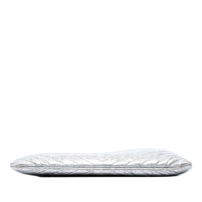 Chanel Medium Chevron Metallic Aged Calfskin O Case Clutch Silver Leather Very good condition - Inside View