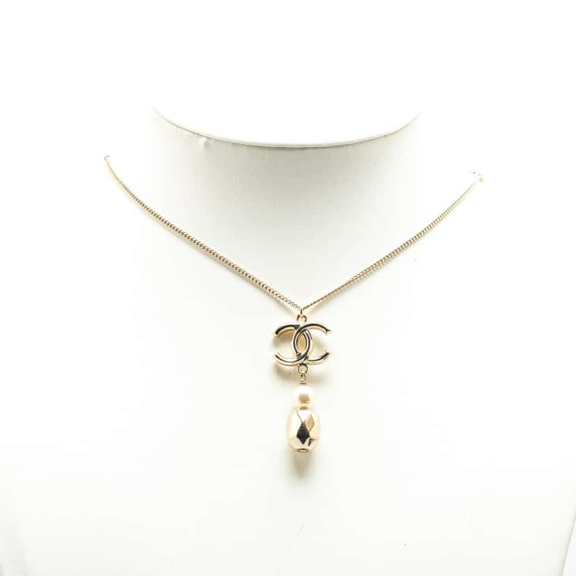 Chanel Gold Plated CC Faux Pearl Pendant Necklace Gold Metal Very good condition - Model View