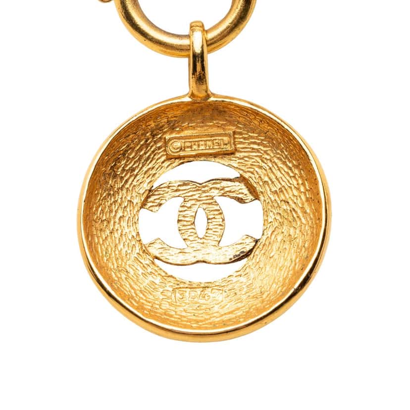 Chanel CC Gold Plated Round Pendant Necklace Gold Metal Very good condition - Back View