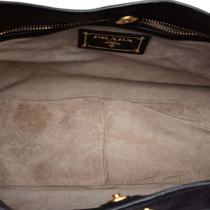 Prada Vitello Lux Shoulder Bag Black Leather Very good condition - Model View
