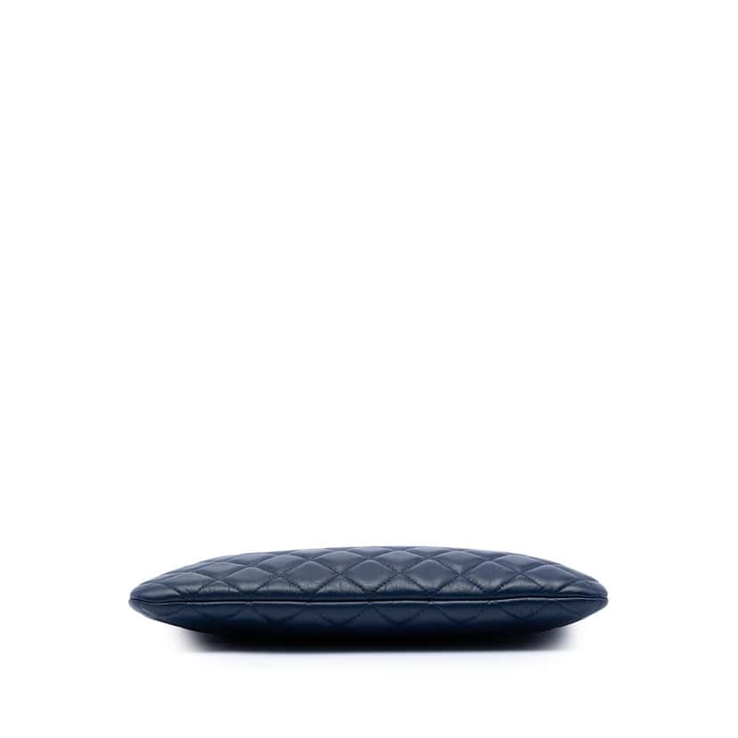 Chanel Medium Quilted Lambskin O Case Clutch Blue Leather Very good condition - Inside View