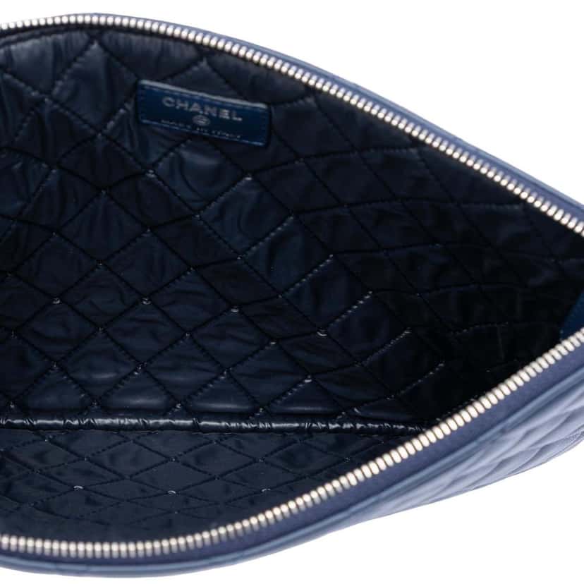 Chanel Medium Quilted Lambskin O Case Clutch Blue Leather Very good condition - Model View