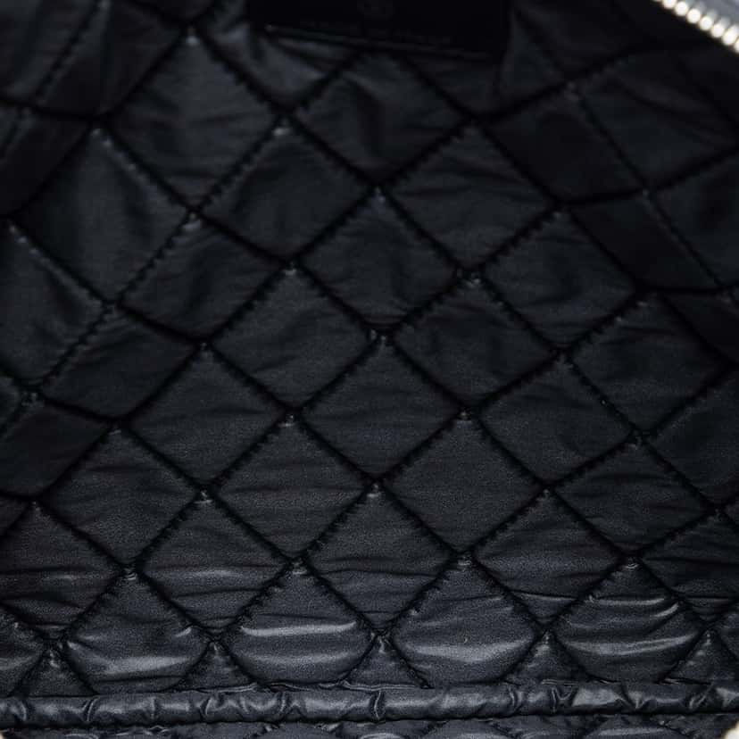 Chanel Medium CC Quilted Caviar O Case Clutch Black Leather Very good condition - Model View