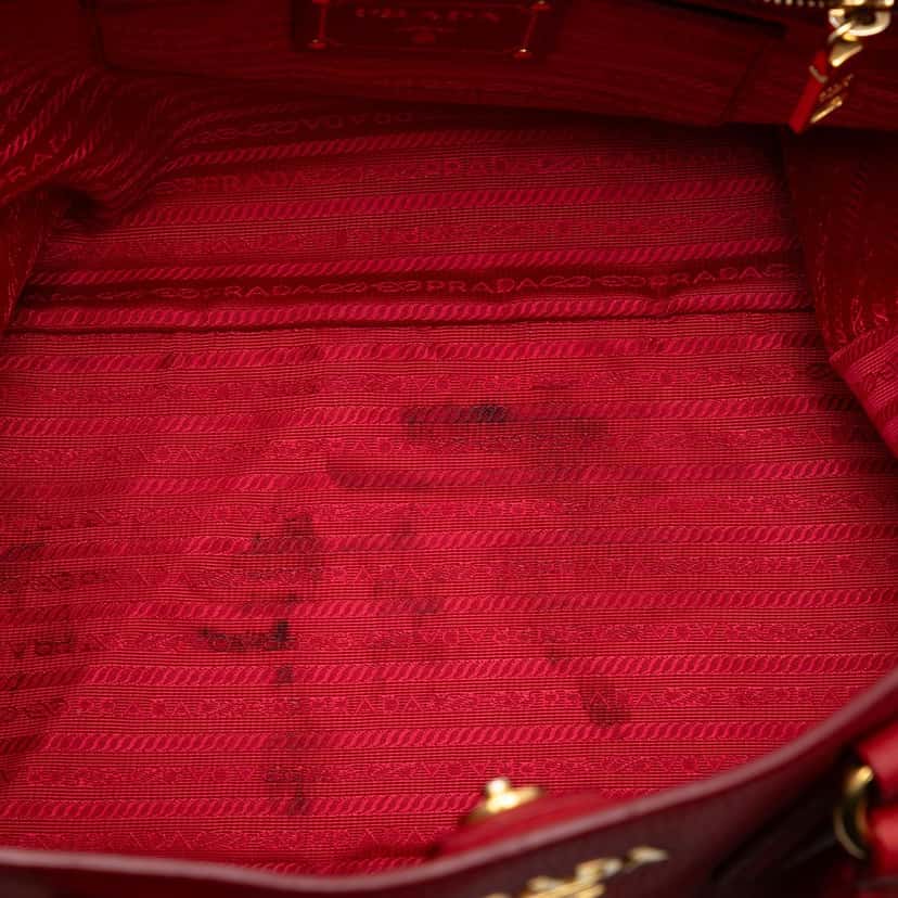 Prada Vitello Daino Open Convertible Tote Red Leather Very good condition - Model View