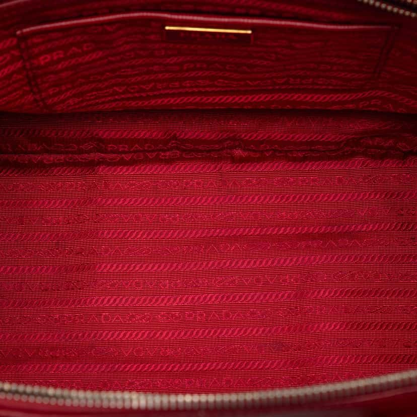 Prada Large Saffiano Lux Galleria Double Zip Satchel Red Leather Very good condition - Model View