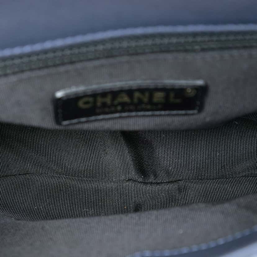 Chanel Small Quilted Lambskin Chain Detail Saddle Bag Blue Leather Very good condition - Model View