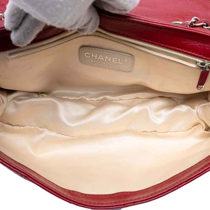 Chanel Quilted Aged Lambskin Reissue 2.55 East West Flap Red Leather Very good condition - Model View