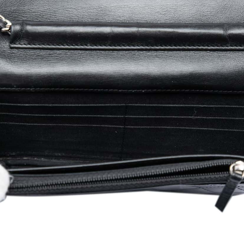 Chanel CC Quilted Patent Wallet On Chain Black Leather Very good condition - Model View
