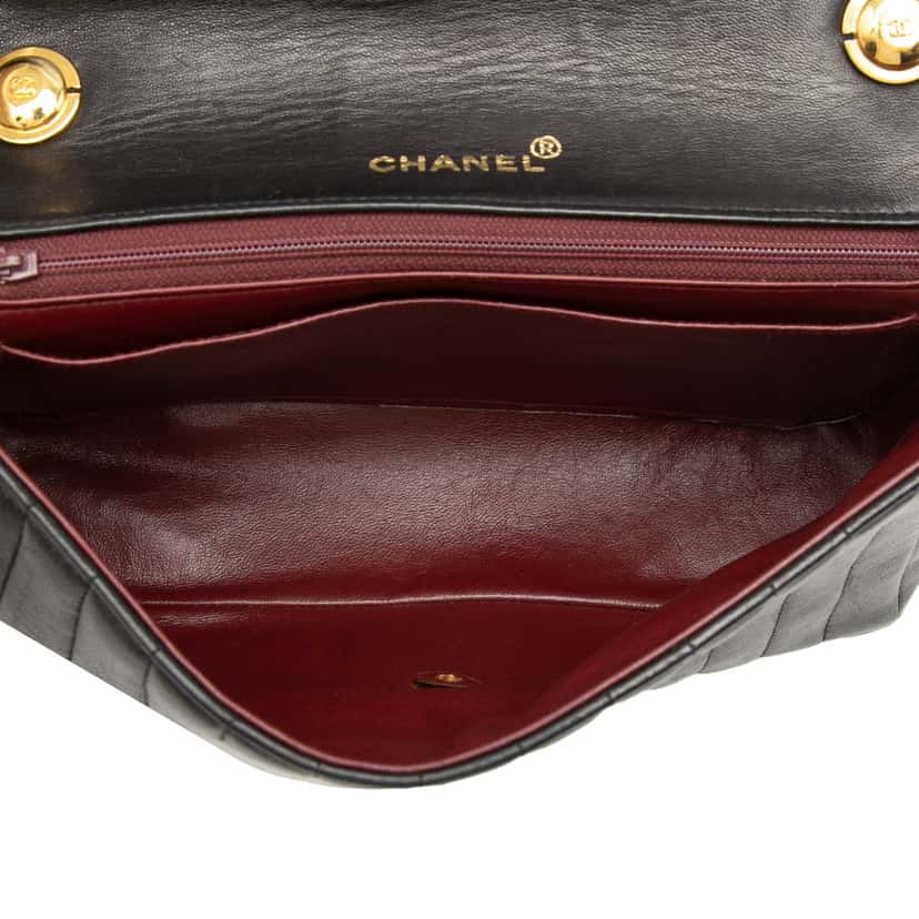 Chanel Medium Vertical Quilted Lambskin Single Flap Black Leather Good condition - Model View