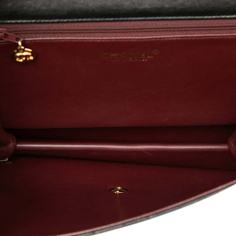 Chanel Medium CC Quilted Lambskin Single Flap Black Leather Very good condition - Model View