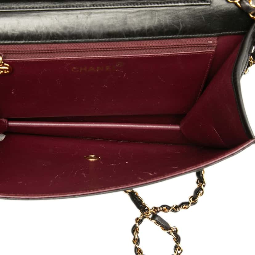 Chanel Medium CC Quilted Lambskin Single Flap Black Leather Very good condition - Model View